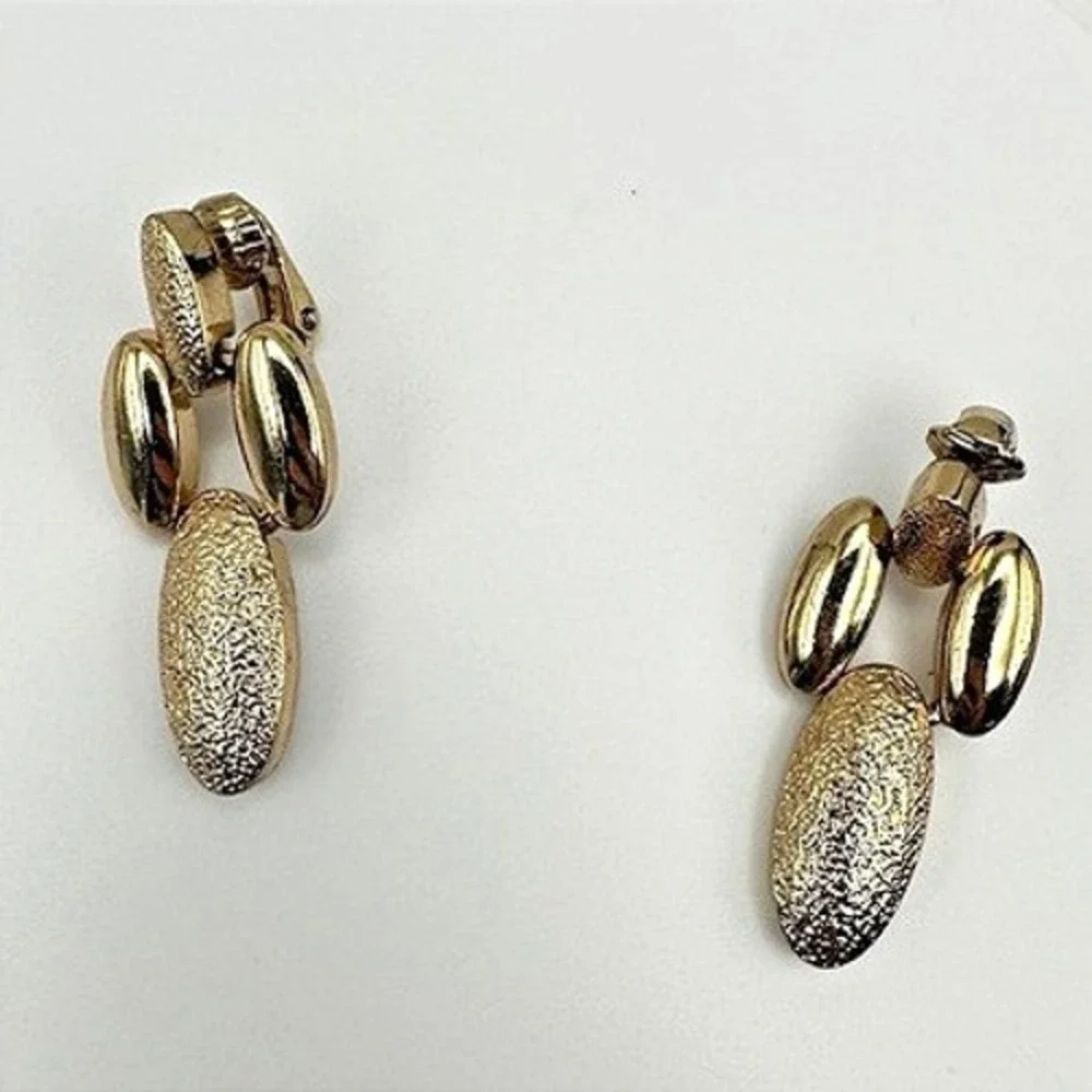 Vintage 80s 90s Gold Tone Textured Oval Drop Clip On Earrings‎ Fashion Jewelry
